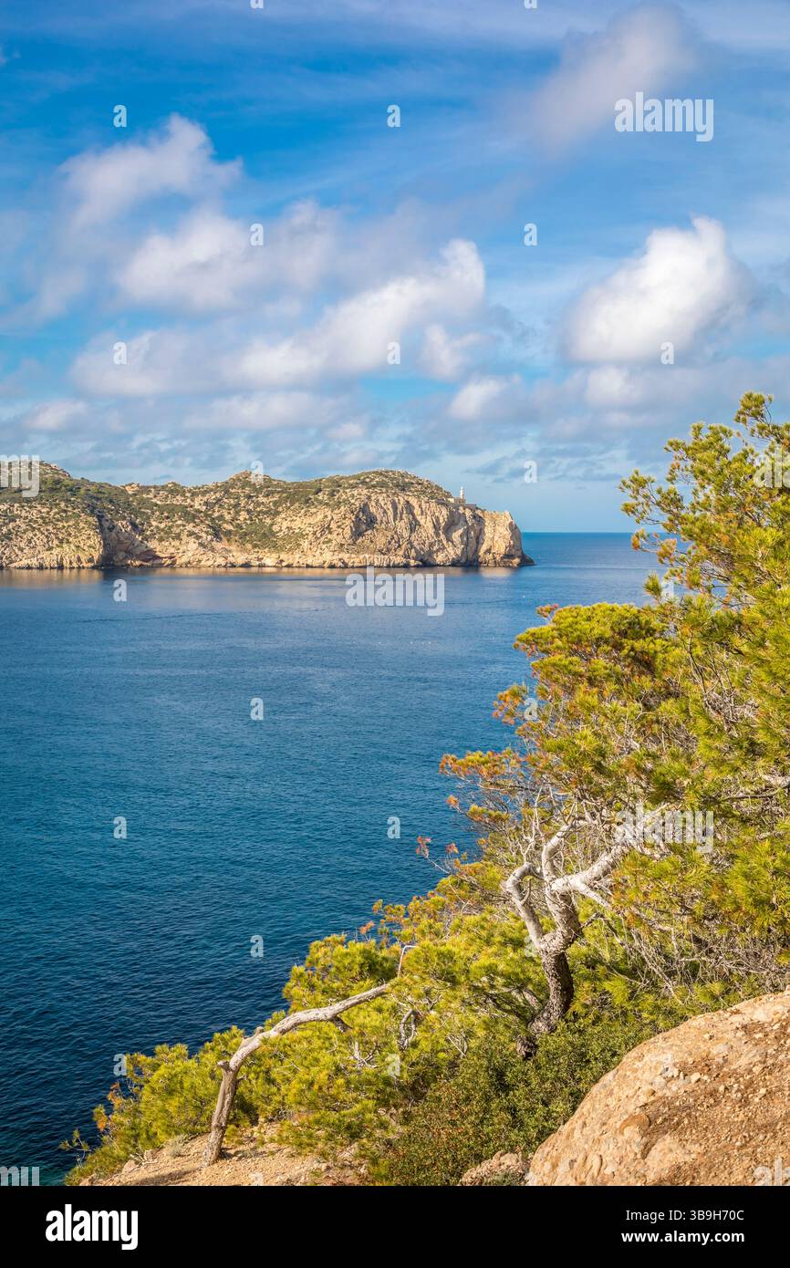 Blick vom Mirador de s`amor Sant Elm zum Far de Tramuntana auf Sa Dragonera, Sant Elm, Mallorca, Balearen, Spanien Stockfoto